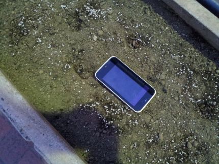 池袋の公園の花壇に落ちていた携帯 その